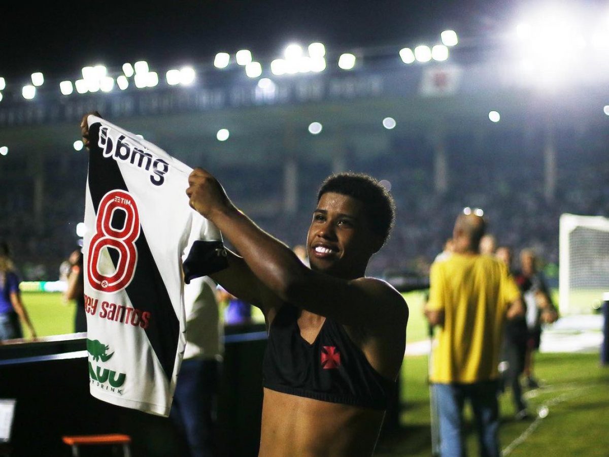 Vasco fará proposta de renovação para Andrey Santos